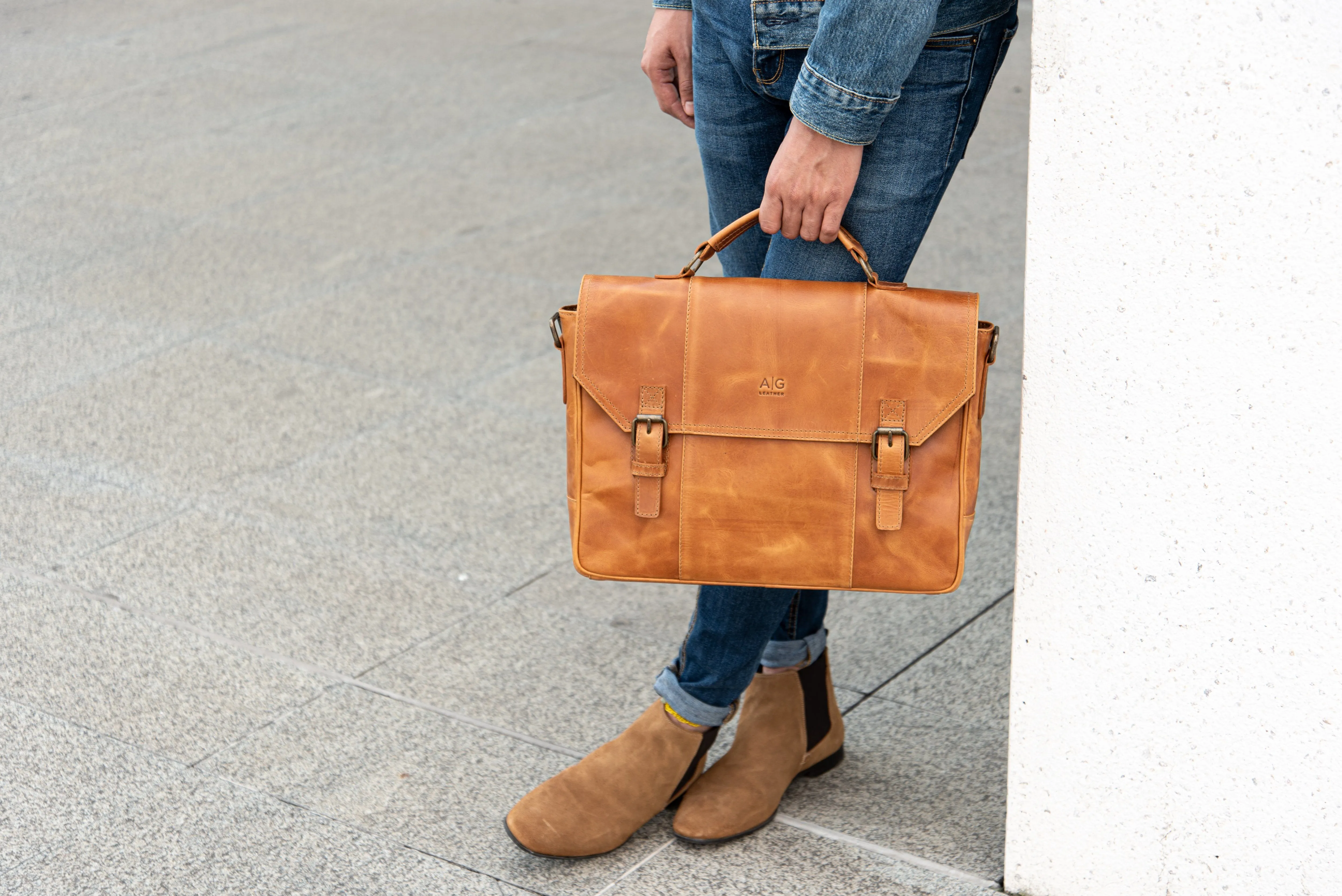 Nevada Messenger Bag in Cognac Leather